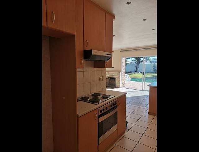 3 bed property to rent in TABLE VIEW